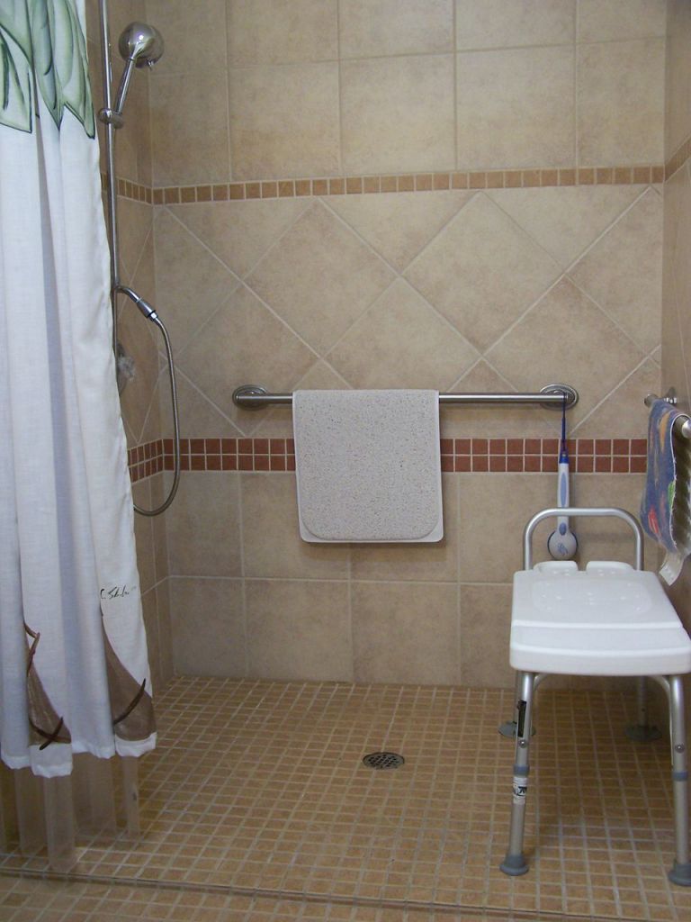 Accessible zero-curbed shower